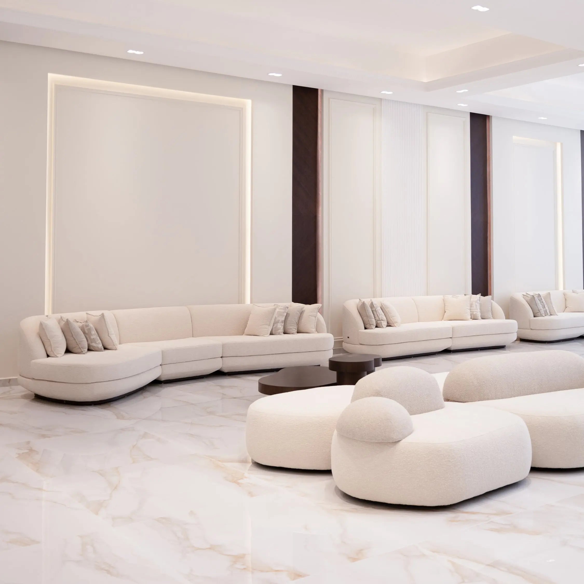 Minimalist-Designs-with-Bold-Accents-UAE-s-2025-Style-Statement IDT